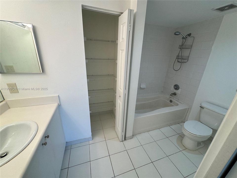 For Sale: $285,000 (2 beds, 2 baths, 916 Square Feet)