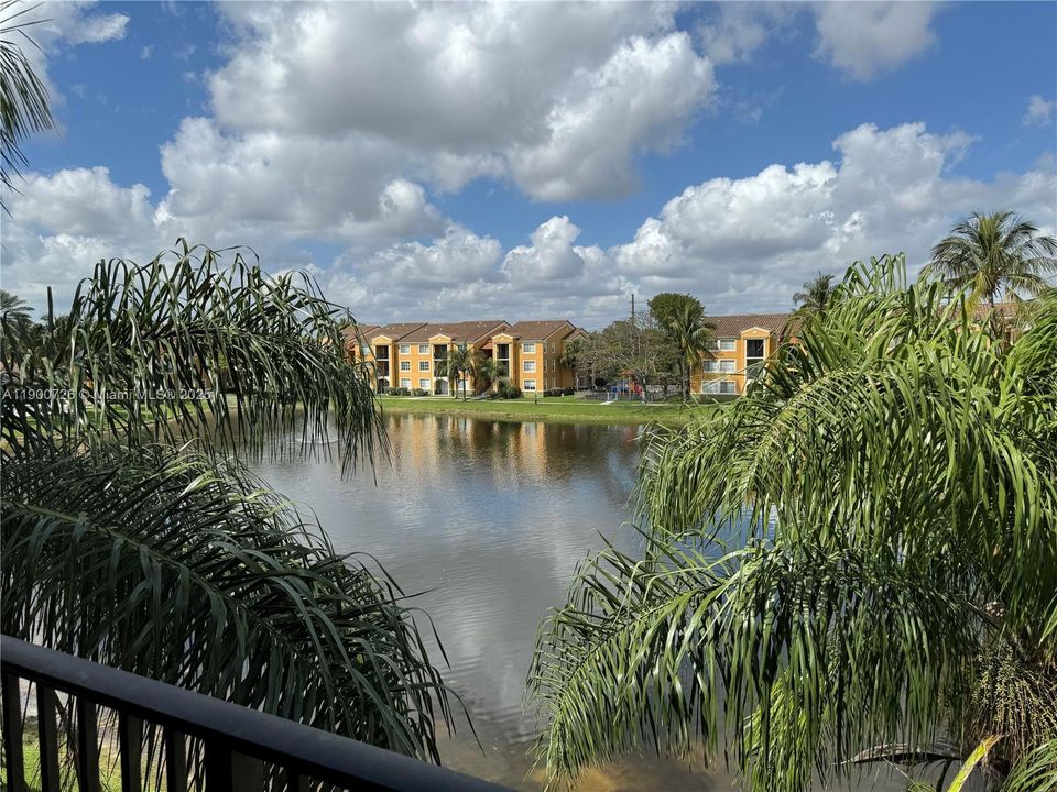 For Sale: $285,000 (2 beds, 2 baths, 916 Square Feet)