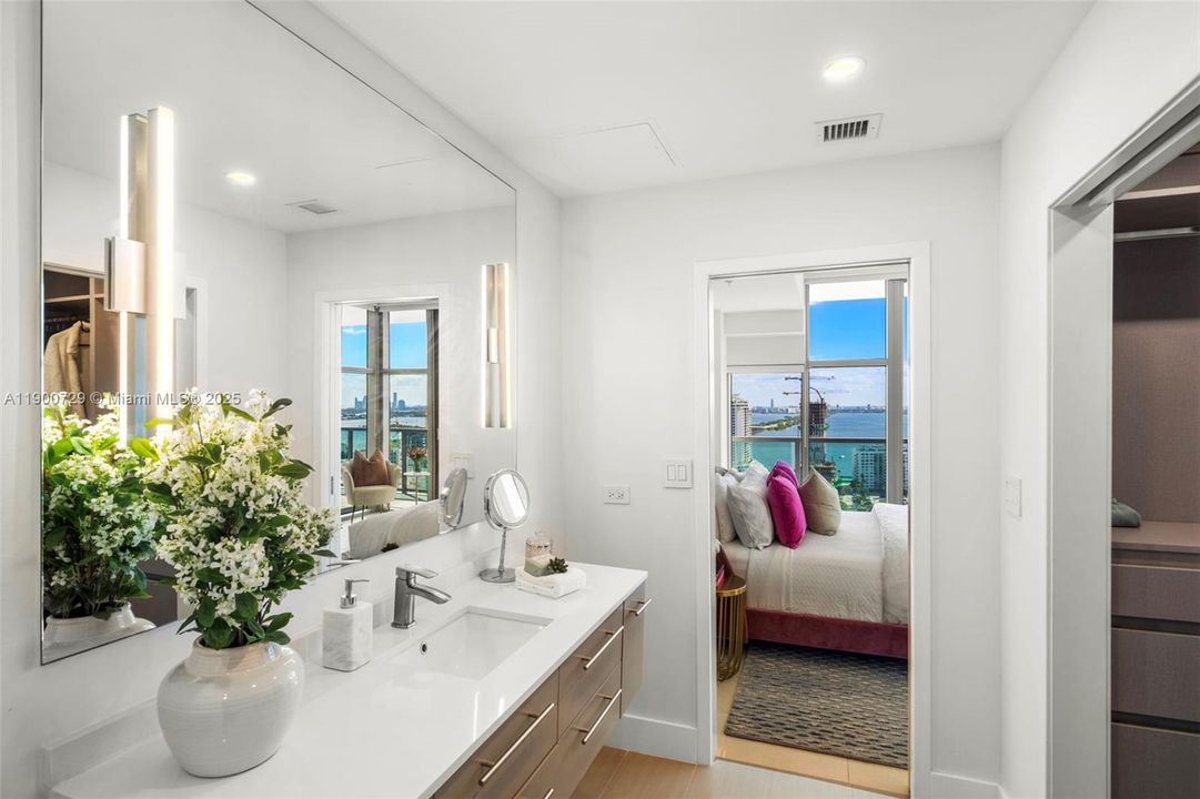 Под контрактом: $895,000 (2 спален, 2 ванн, 1263 Квадратных фут)