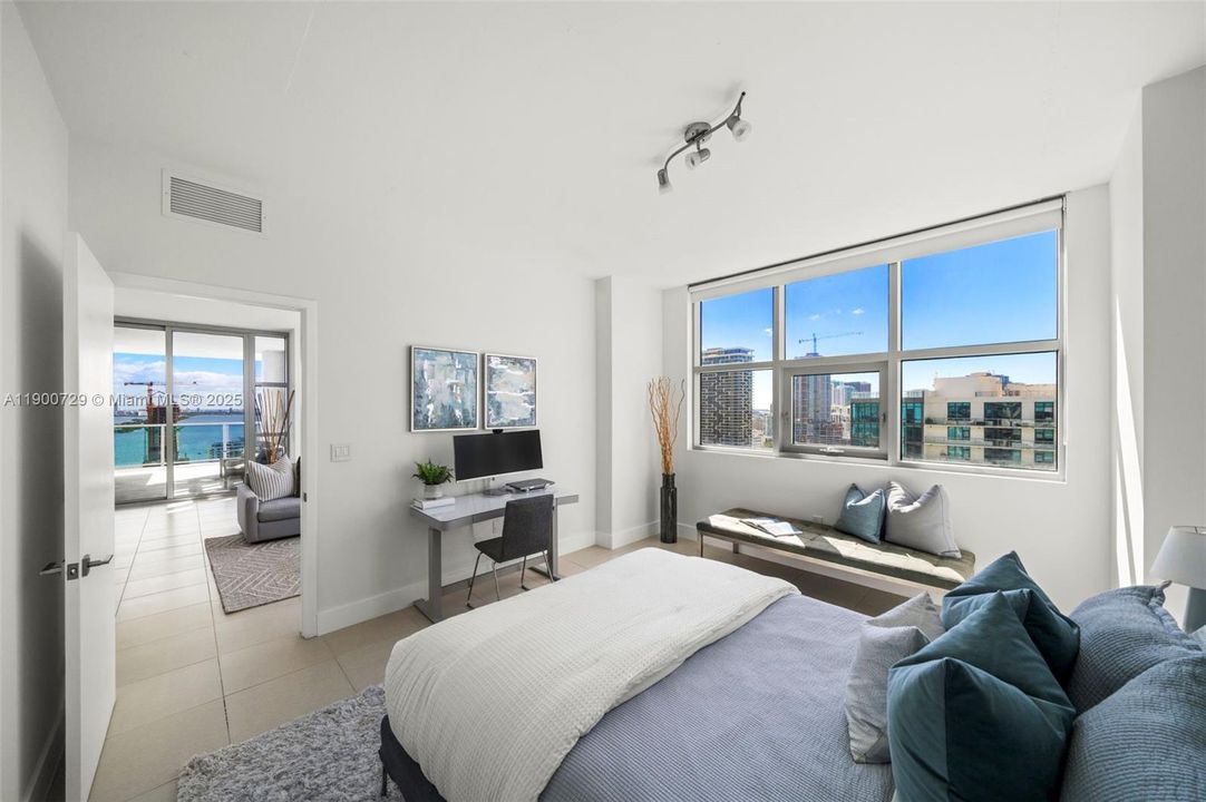 Под контрактом: $895,000 (2 спален, 2 ванн, 1263 Квадратных фут)