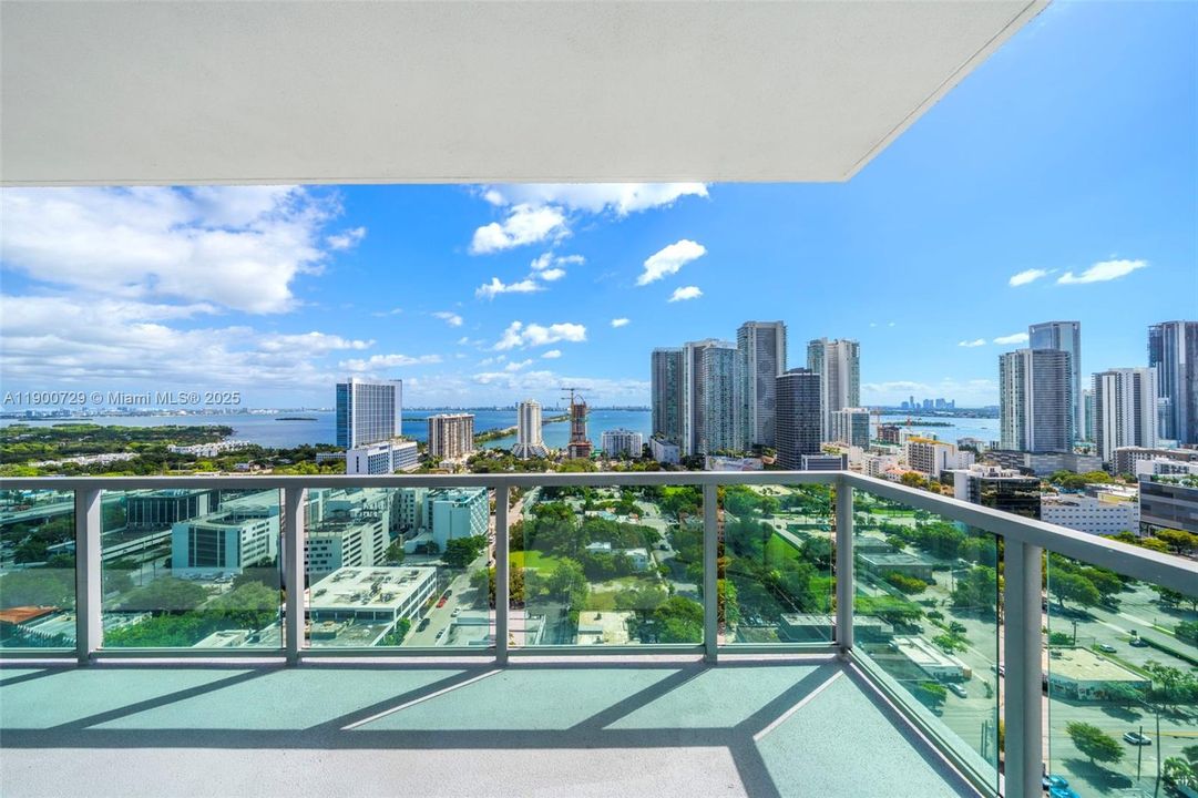 Под контрактом: $895,000 (2 спален, 2 ванн, 1263 Квадратных фут)