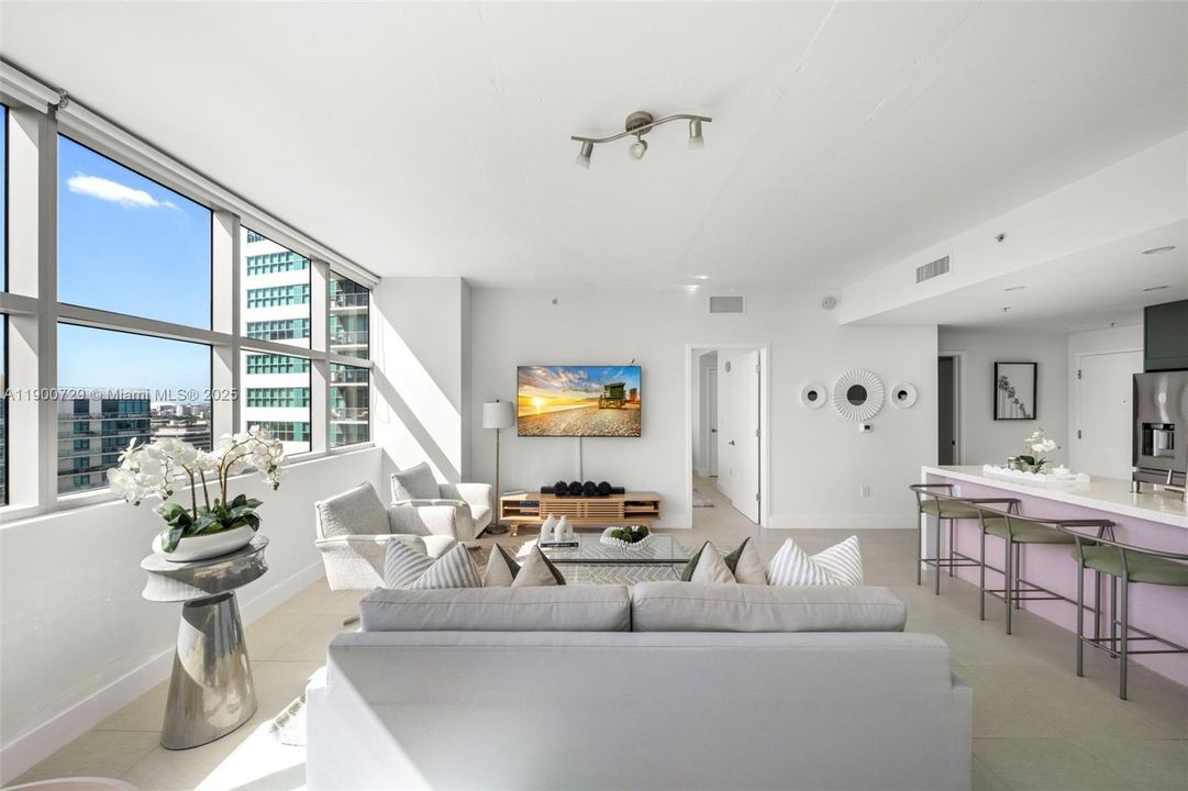 Под контрактом: $895,000 (2 спален, 2 ванн, 1263 Квадратных фут)