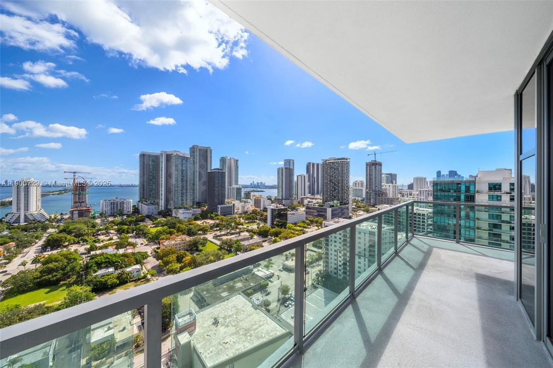 Под контрактом: $895,000 (2 спален, 2 ванн, 1263 Квадратных фут)