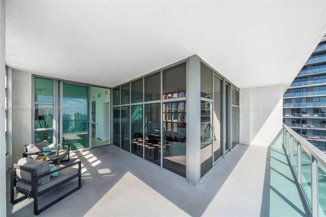 Под контрактом: $895,000 (2 спален, 2 ванн, 1263 Квадратных фут)