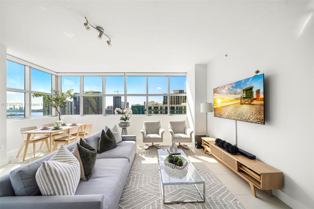 Под контрактом: $895,000 (2 спален, 2 ванн, 1263 Квадратных фут)