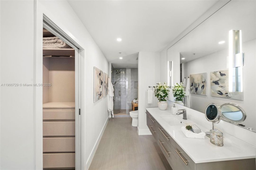 Под контрактом: $895,000 (2 спален, 2 ванн, 1263 Квадратных фут)