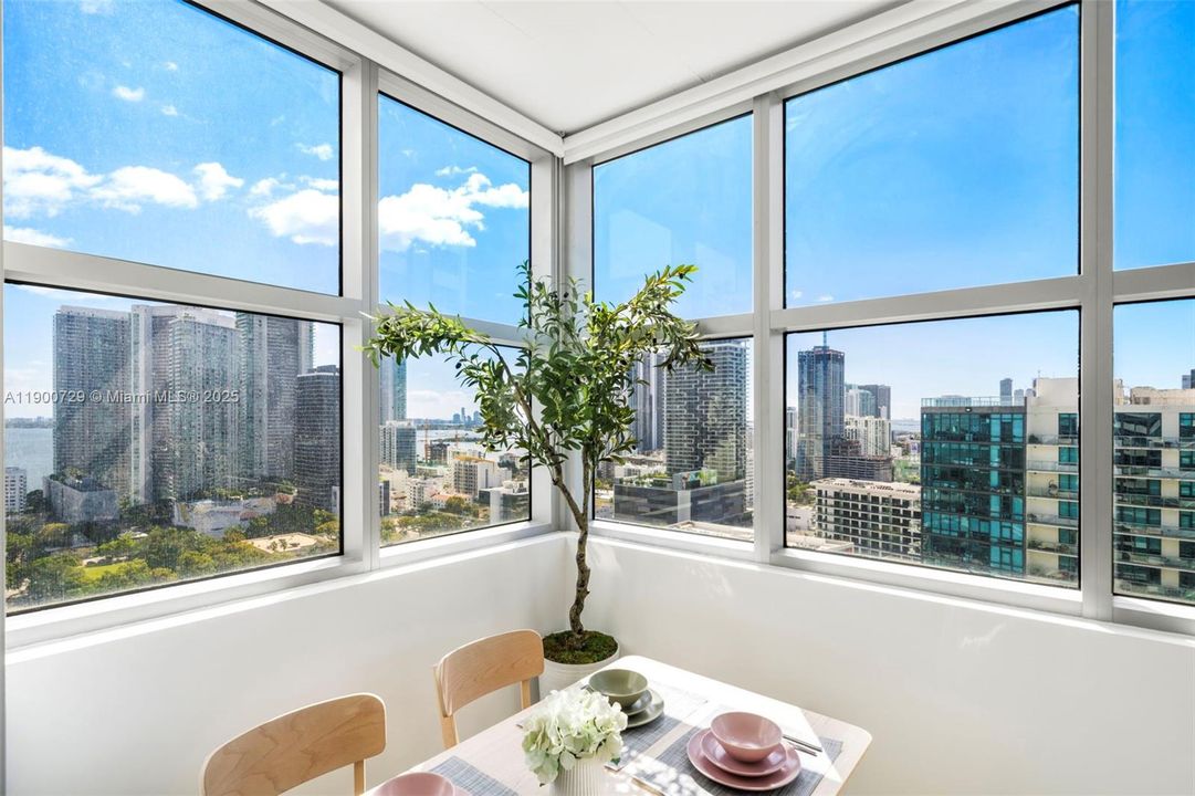 Под контрактом: $895,000 (2 спален, 2 ванн, 1263 Квадратных фут)