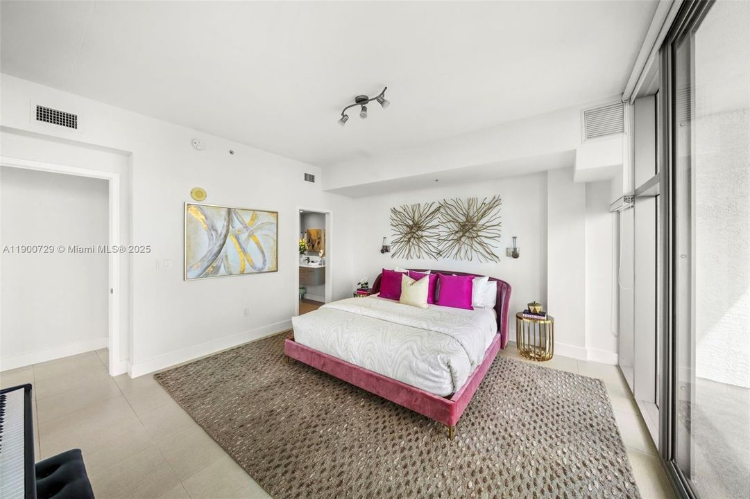 Под контрактом: $895,000 (2 спален, 2 ванн, 1263 Квадратных фут)