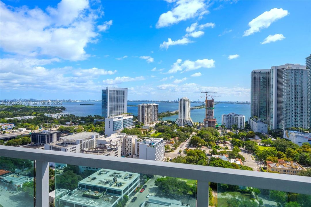 Под контрактом: $895,000 (2 спален, 2 ванн, 1263 Квадратных фут)