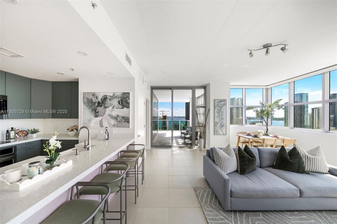 Под контрактом: $895,000 (2 спален, 2 ванн, 1263 Квадратных фут)