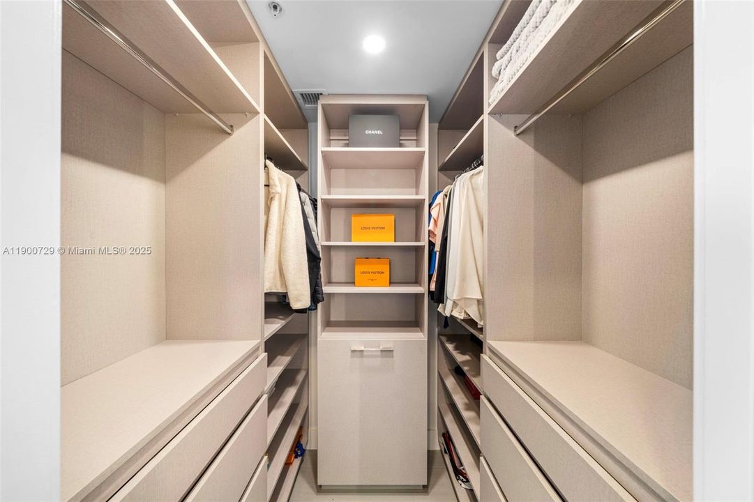 Под контрактом: $895,000 (2 спален, 2 ванн, 1263 Квадратных фут)