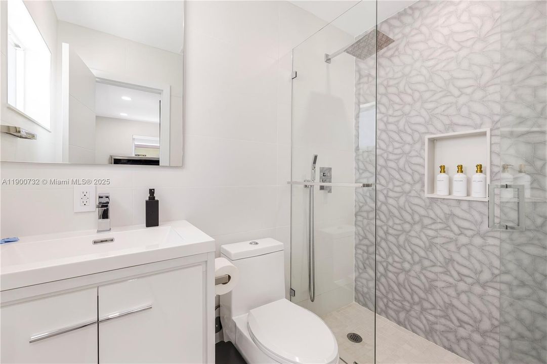 В аренду: $8,000 (3 спален, 2 ванн, 1460 Квадратных фут)