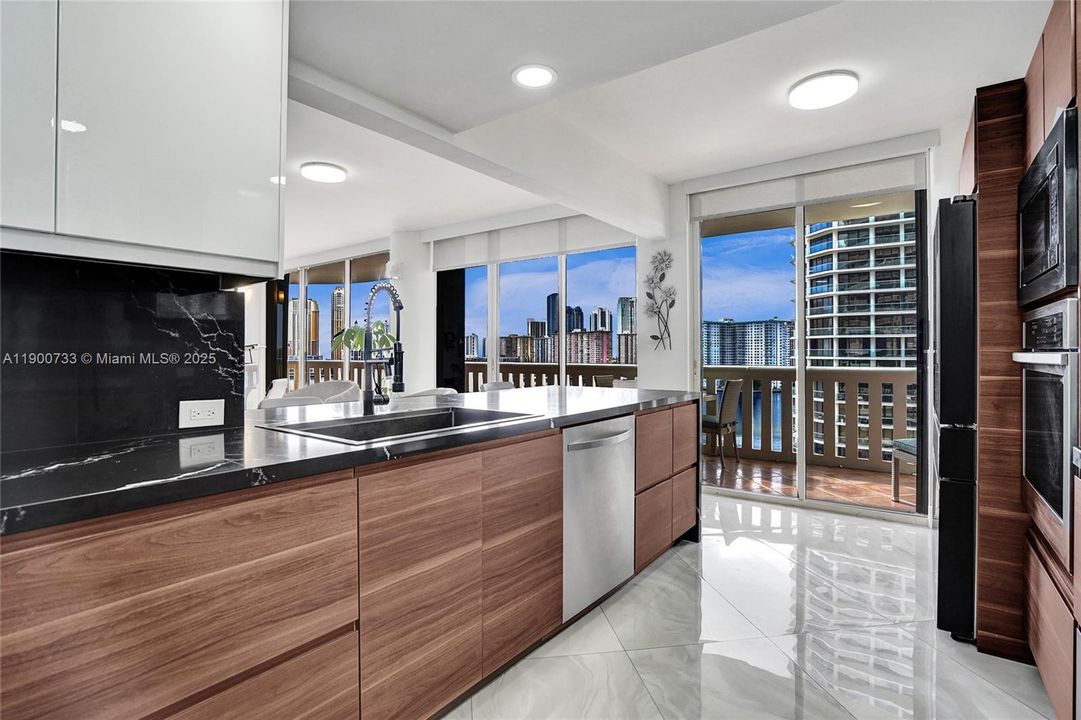 На продажу: $1,289,000 (2 спален, 2 ванн, 2154 Квадратных фут)