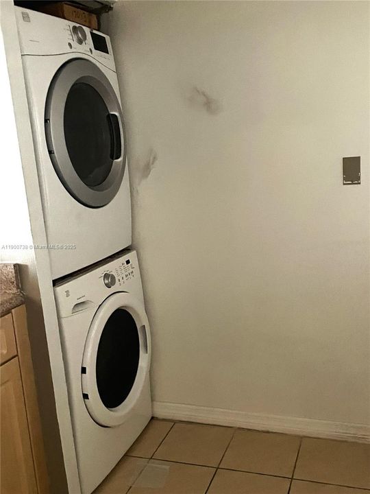 For Rent: $2,650 (2 beds, 2 baths, 949 Square Feet)