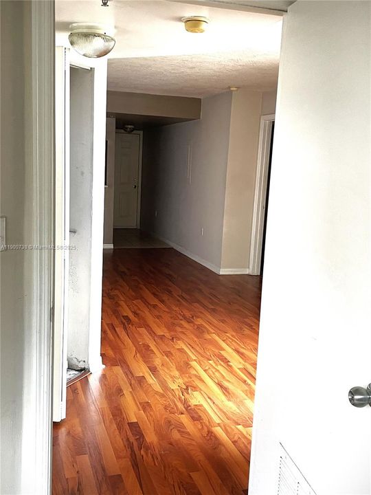 For Rent: $2,650 (2 beds, 2 baths, 949 Square Feet)