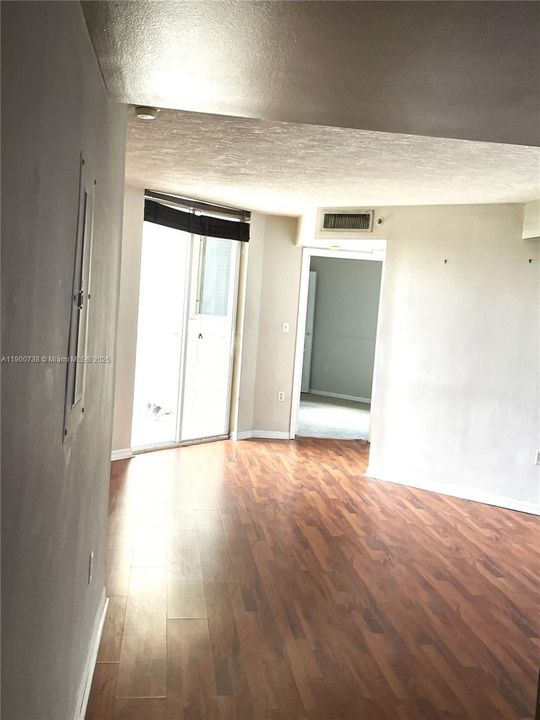 For Rent: $2,650 (2 beds, 2 baths, 949 Square Feet)