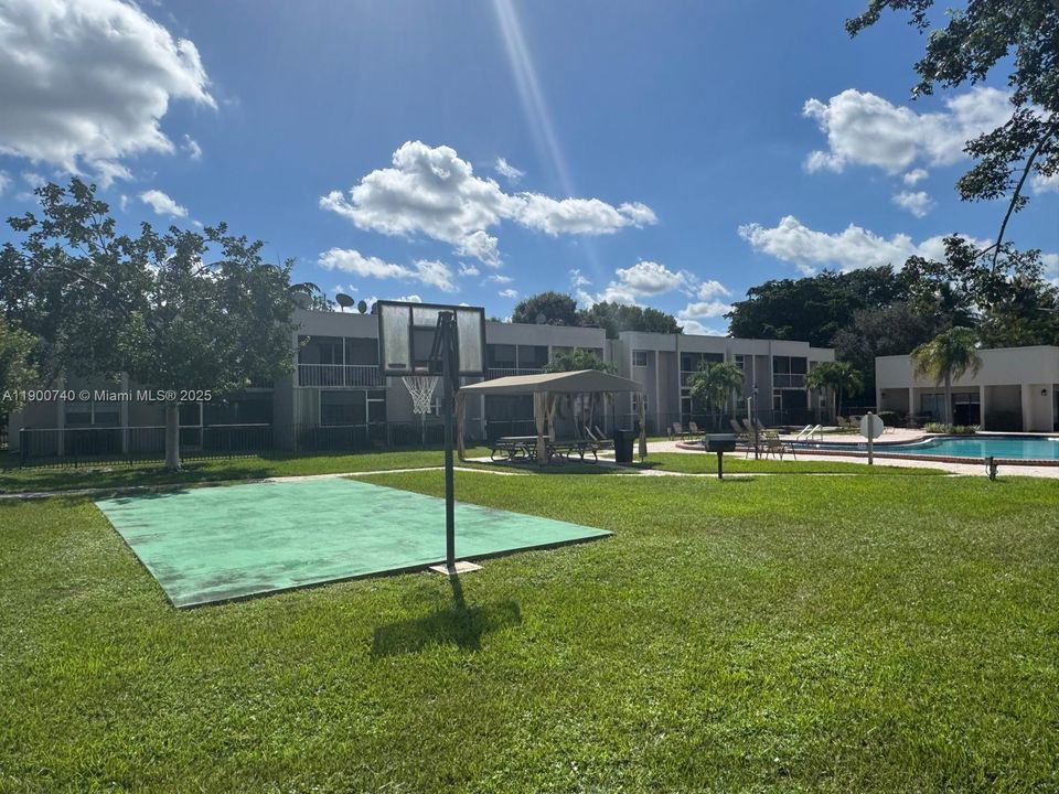 出租: $3,950 (3 贝兹, 2 浴室, 1443 平方英尺)