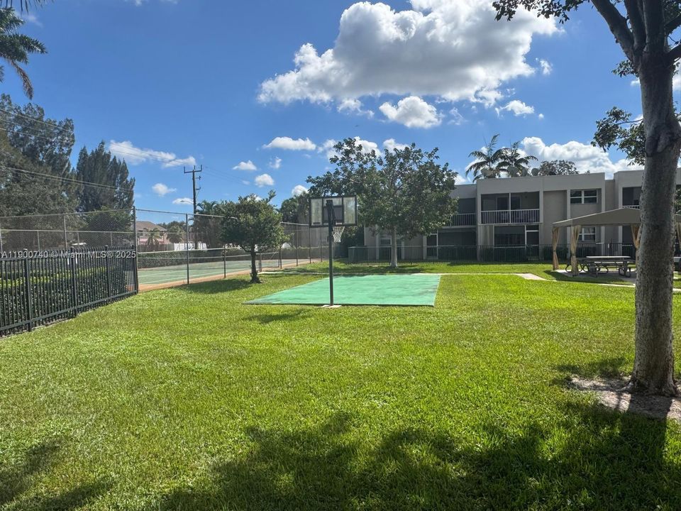 出租: $3,950 (3 贝兹, 2 浴室, 1443 平方英尺)