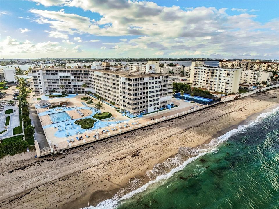 For Sale: $695,000 (2 beds, 2 baths, 1224 Square Feet)