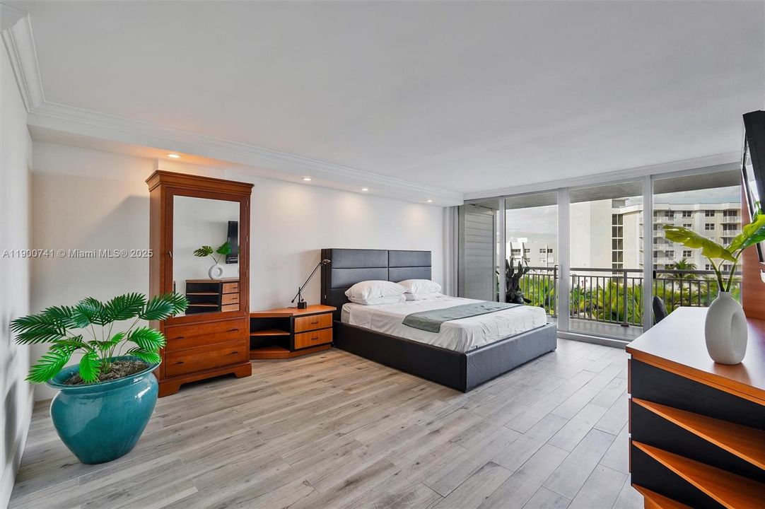 For Sale: $695,000 (2 beds, 2 baths, 1224 Square Feet)