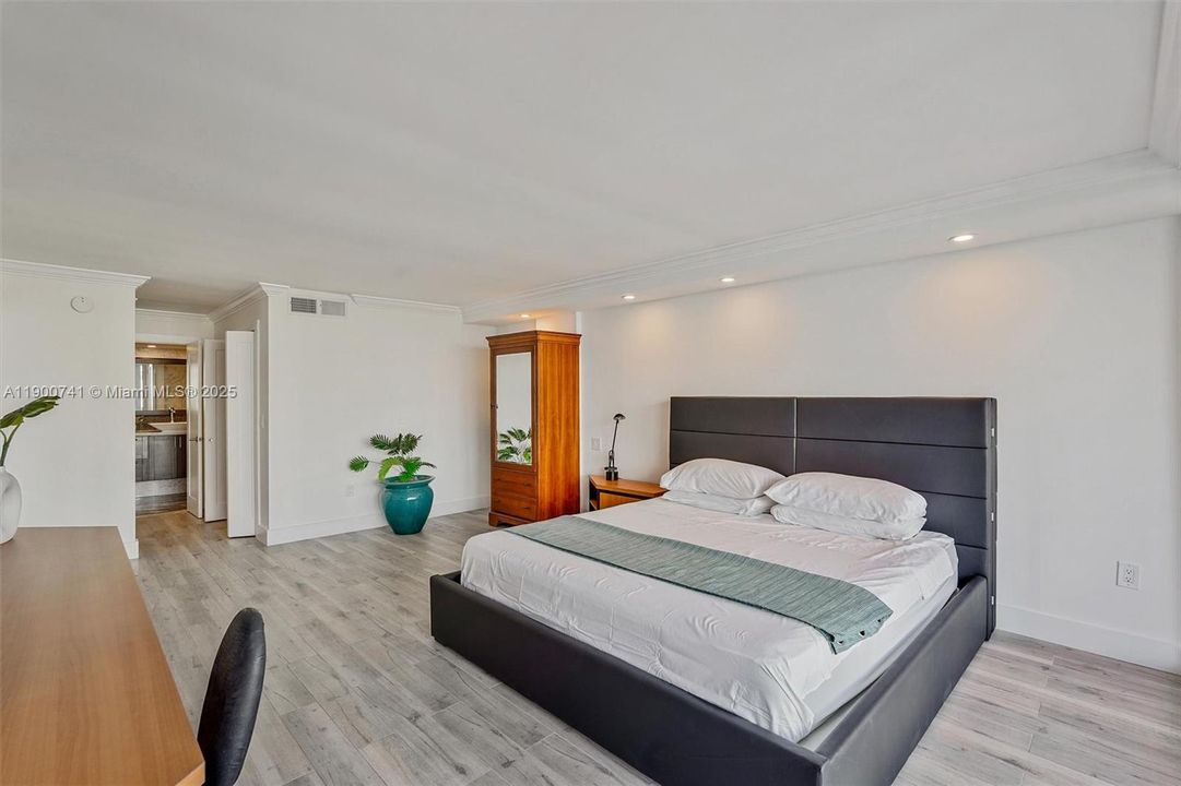 For Sale: $695,000 (2 beds, 2 baths, 1224 Square Feet)