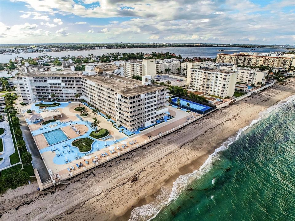 For Sale: $695,000 (2 beds, 2 baths, 1224 Square Feet)