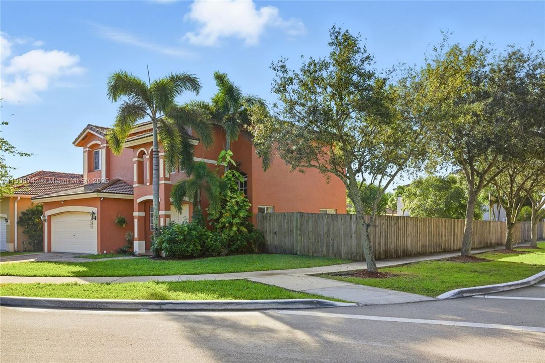 For Sale: $460,000 (3 beds, 2 baths, 1919 Square Feet)