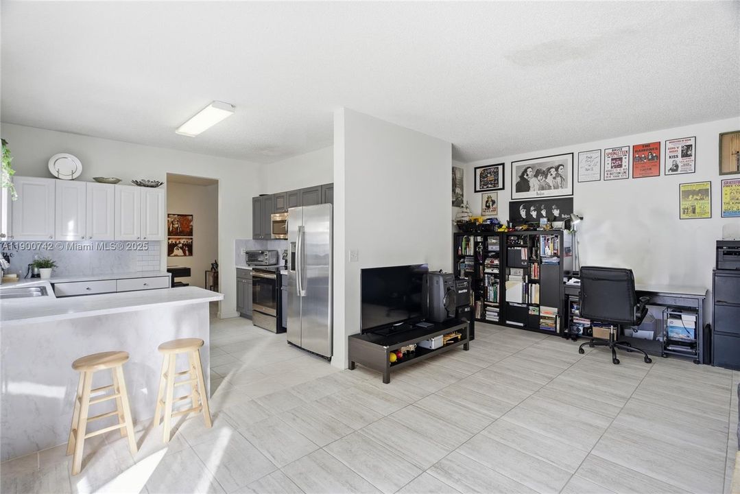 For Sale: $460,000 (3 beds, 2 baths, 1919 Square Feet)