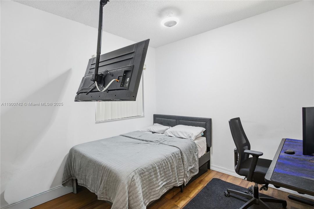 For Sale: $460,000 (3 beds, 2 baths, 1919 Square Feet)