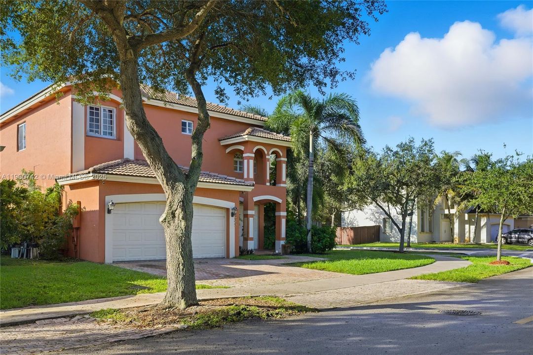For Sale: $460,000 (3 beds, 2 baths, 1919 Square Feet)