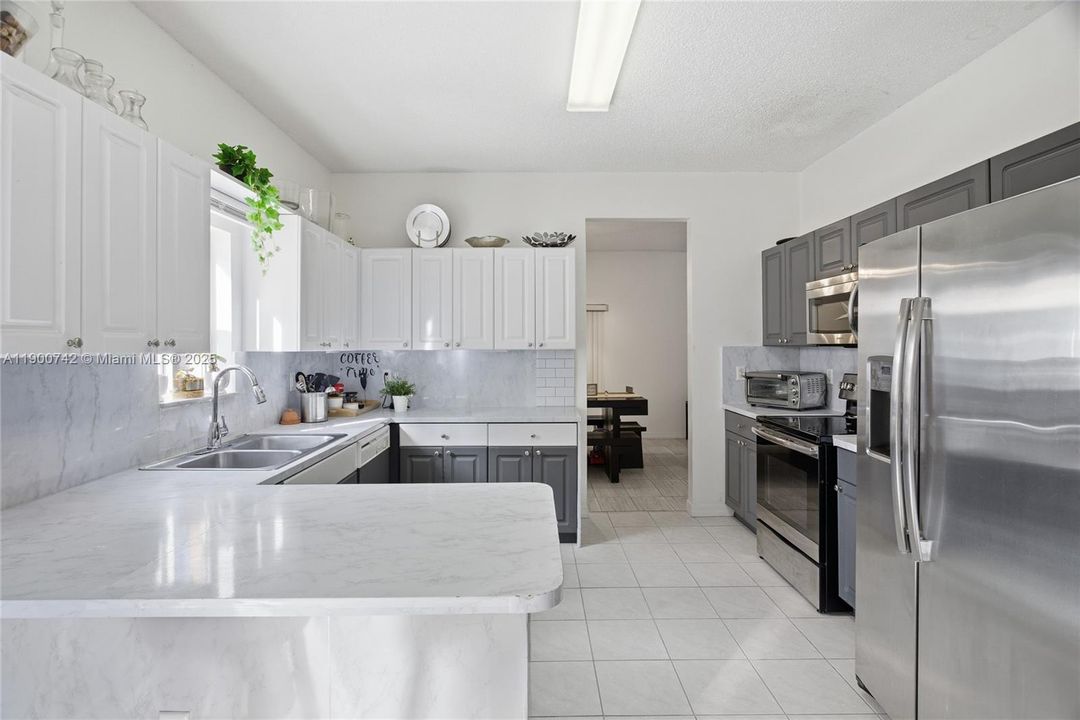 For Sale: $460,000 (3 beds, 2 baths, 1919 Square Feet)