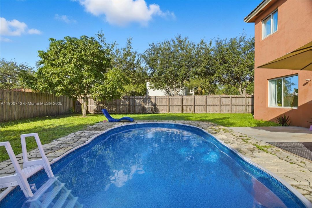 For Sale: $460,000 (3 beds, 2 baths, 1919 Square Feet)