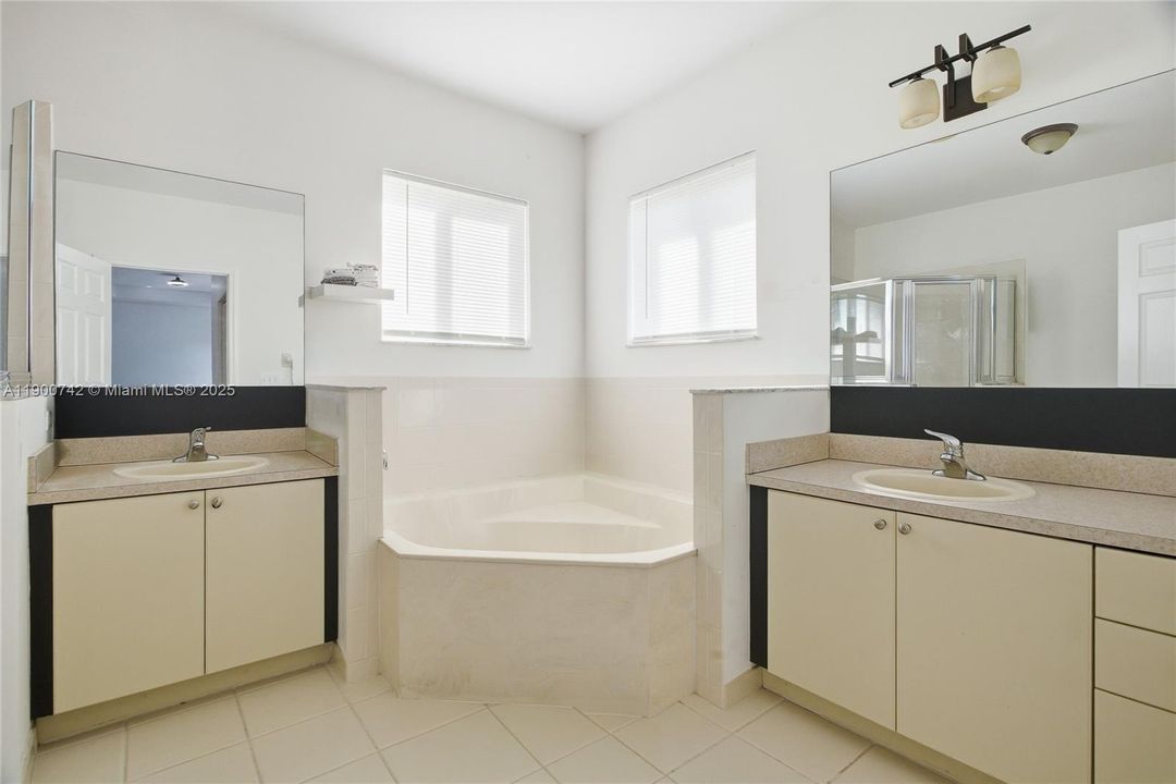 For Sale: $460,000 (3 beds, 2 baths, 1919 Square Feet)