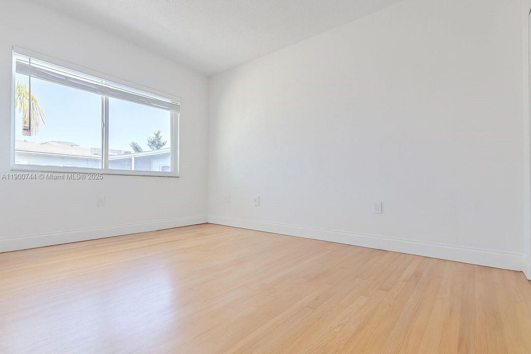 Active With Contract: $1,950 (1 beds, 1 baths, 549 Square Feet)