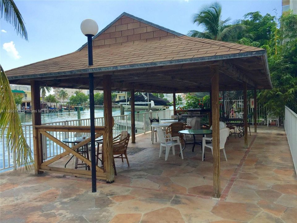 Active With Contract: $1,950 (1 beds, 1 baths, 549 Square Feet)