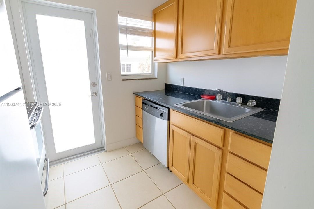 Active With Contract: $1,950 (1 beds, 1 baths, 549 Square Feet)