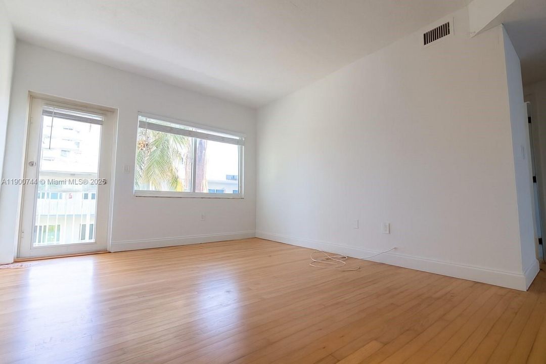 Active With Contract: $1,950 (1 beds, 1 baths, 549 Square Feet)