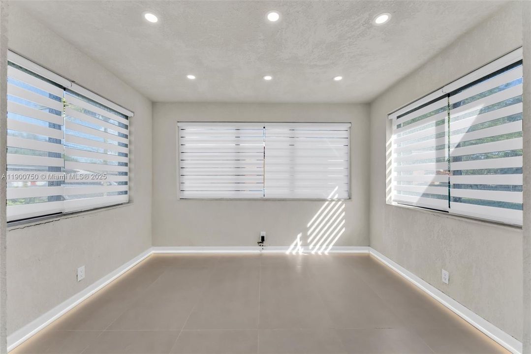 待售: $449,000 (4 贝兹, 2 浴室, 0 平方英尺)