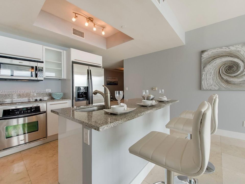 Recently Rented: $3,900 (1 beds, 1 baths, 943 Square Feet)