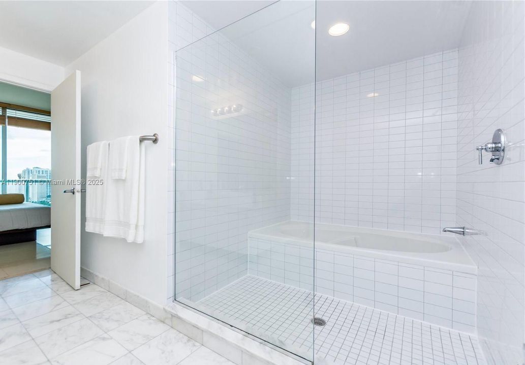 Recently Rented: $3,900 (1 beds, 1 baths, 943 Square Feet)