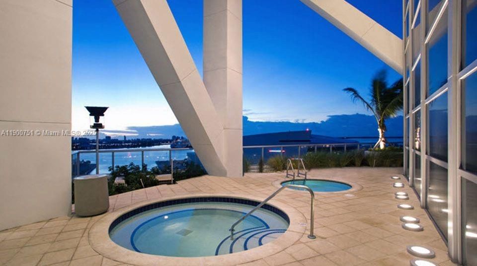 Recently Rented: $3,900 (1 beds, 1 baths, 943 Square Feet)