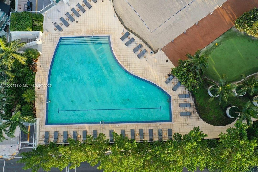 Recently Rented: $3,900 (1 beds, 1 baths, 943 Square Feet)