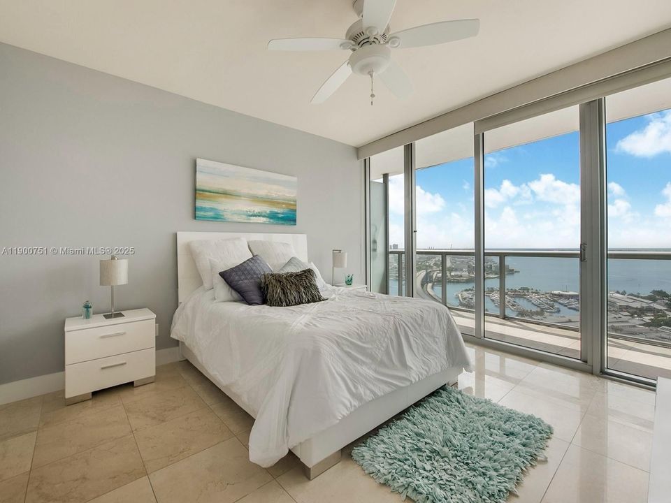 Recently Rented: $3,900 (1 beds, 1 baths, 943 Square Feet)