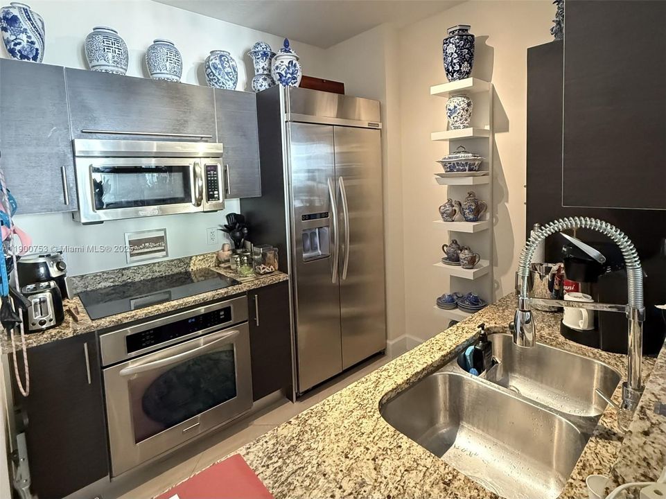 For Sale: $440,000 (1 beds, 1 baths, 755 Square Feet)