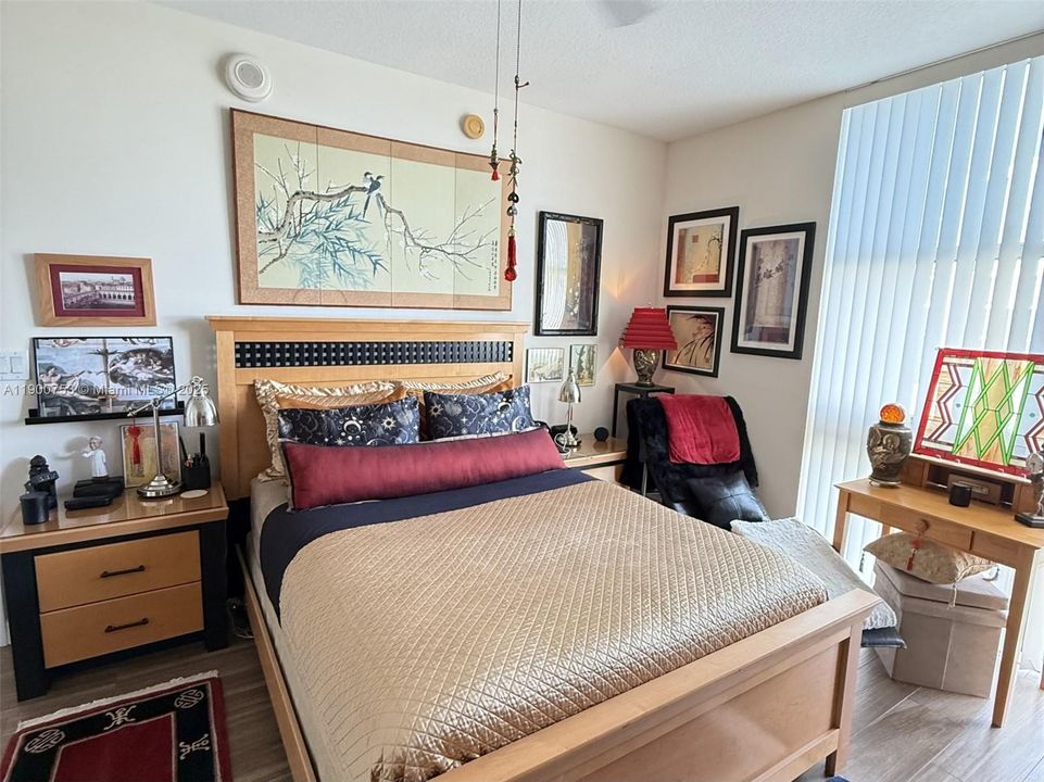 For Sale: $440,000 (1 beds, 1 baths, 755 Square Feet)