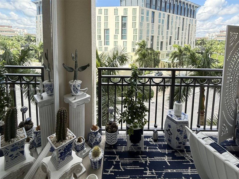 For Sale: $440,000 (1 beds, 1 baths, 755 Square Feet)