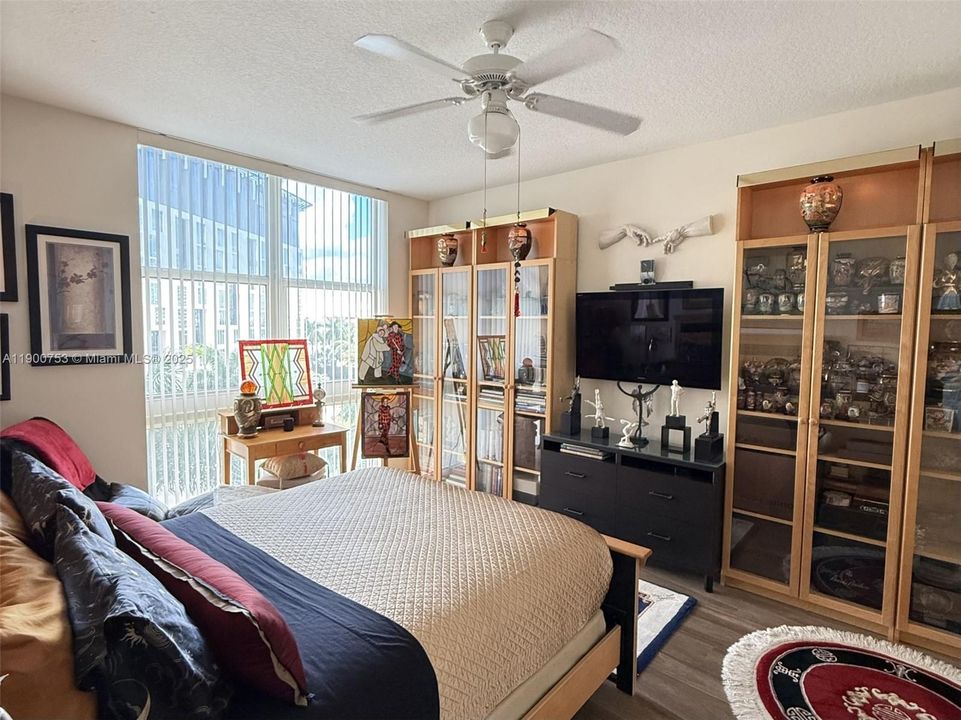 For Sale: $440,000 (1 beds, 1 baths, 755 Square Feet)