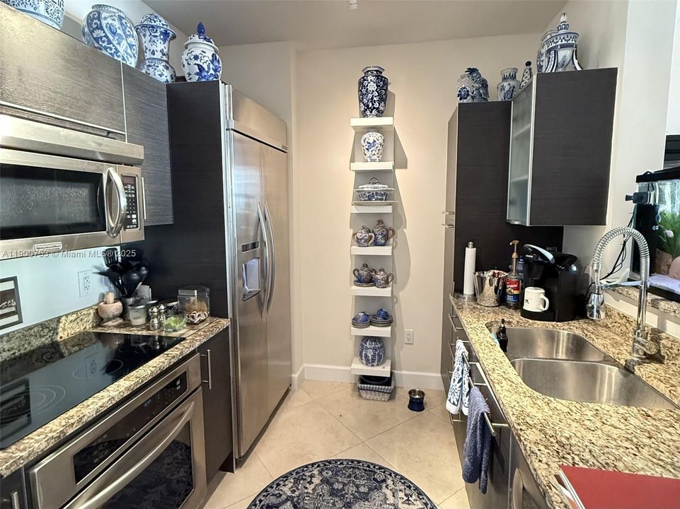 For Sale: $440,000 (1 beds, 1 baths, 755 Square Feet)