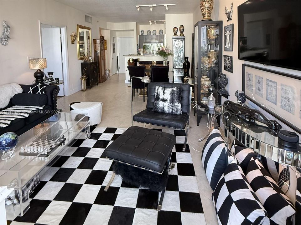 For Sale: $440,000 (1 beds, 1 baths, 755 Square Feet)