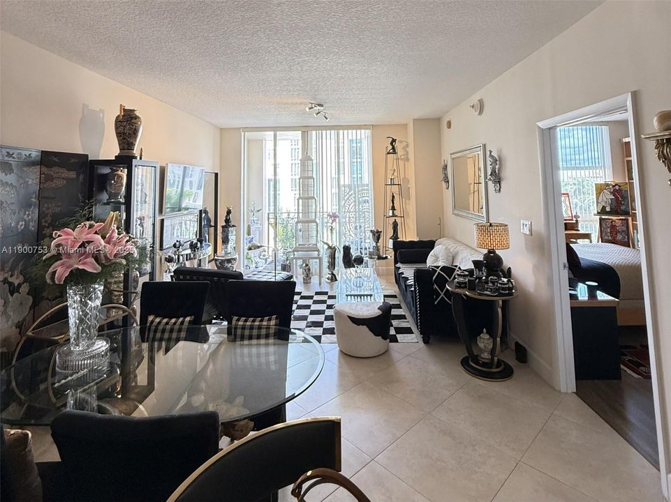 For Sale: $440,000 (1 beds, 1 baths, 755 Square Feet)